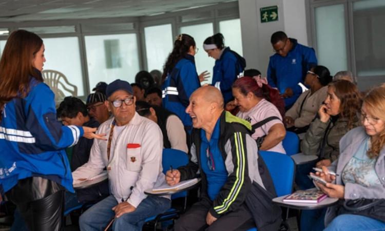 Foto de vendedores y vendedoras informales en procesos de formación con los cursos gratis del IPES.