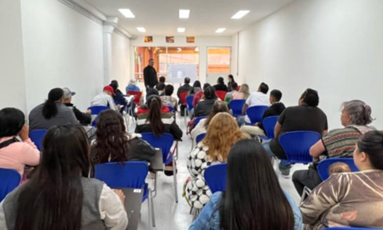 Foto de vendedores y vendedoras informales en procesos de formación con los cursos gratis del IPES.