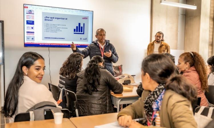 Foto de mujeres emprendedoras en Bogotá accediendo a cursos gratis de formación.