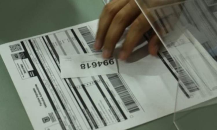 Foto de una factura de impuesto en Bogotá.