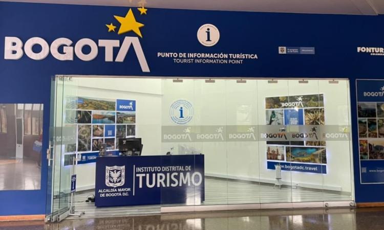Foto de uno de los Puntos de Información Turística en Bogotá.