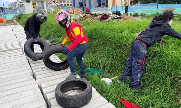 Foto de funcionarios del Distito en jornada de embellecimiento 