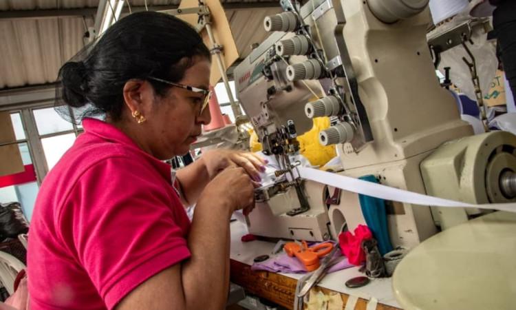 Foto de una mujer realizando labores de una empresa en Bogotá.