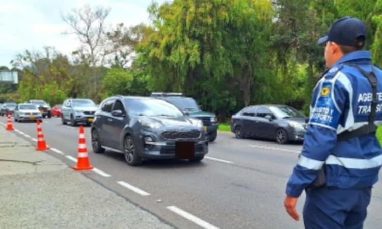 Foto de Agentes Civiles de Tránsito de Bogotá realizando acciones de control de tránsito y movilidad.