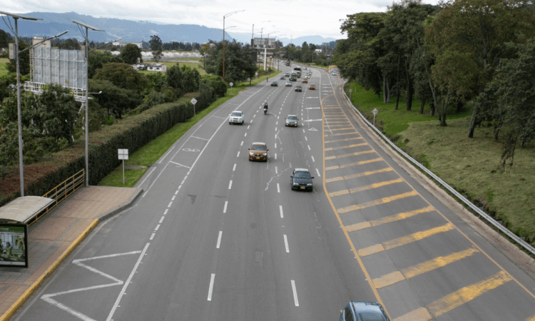 Foto que muestra vehículos andando por las calles