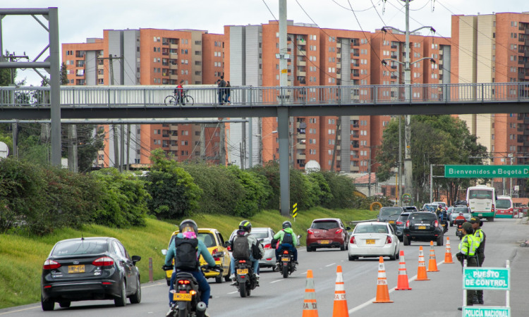 Foto que muestra vehículos andando por las calles