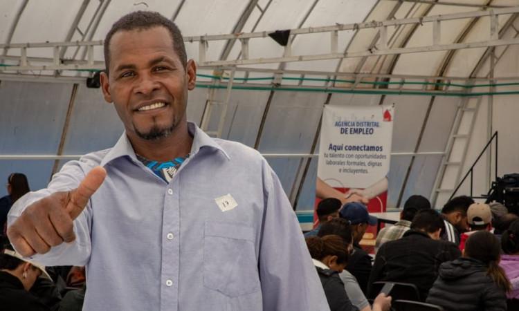 Foto de un bogotano accediendo a una de las ferias de empleo de la Agencia Distrital de Empleo de Bogotá