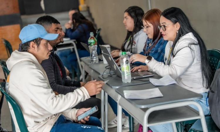 Foto de bogotanos y bogotanas accediendo a la sede de la Agencia Distrital de Empleo en Bogotá.