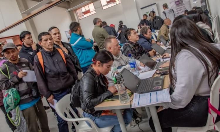 Foto de bogotanos y bogotanas accediendo a la sede de la Agencia Distrital de Empleo en Bogotá.