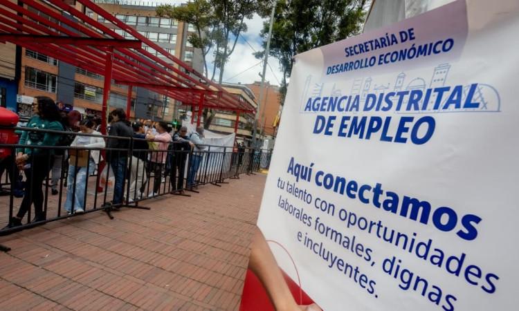 Foto de bogotanos y bogotanas accediendo a servicios de la Agencia Distrital de Empleo.