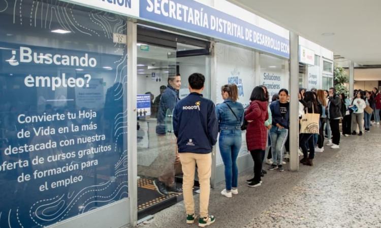 Foto de bogotanos y bogotanas accediendo a servicios de la Agencia Distrital de Empleo.