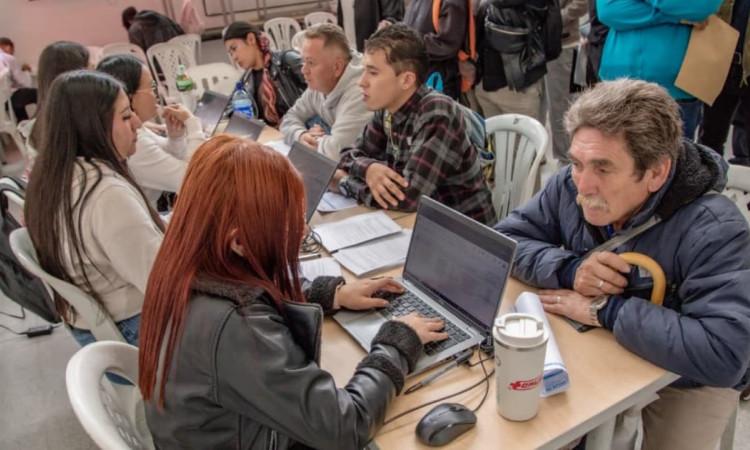 Foto de bogotanos y bogotanas accediendo a servicios de la Agencia Distrital de Empleo.