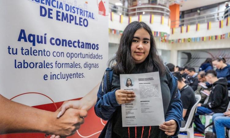 Foto de una bogotana accediendo a servios de la Agencia Distrital de Empleo.