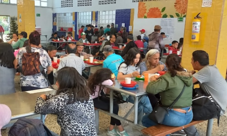 Imagen de un comedor comunitario con gente comiendo