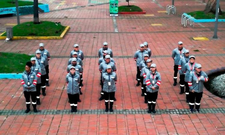 Gestores y gestoras del orden formados por filas.