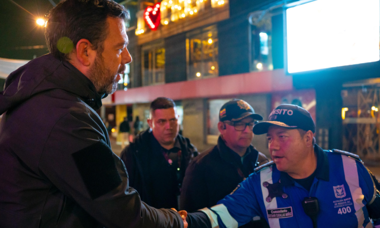 Imagen del alcalde Galán dándole al mano a un agente de tránsito