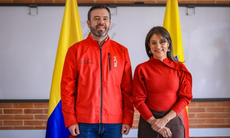 Foto que muestra al alcalde Carlos Fernando Galán y la nueva secretaria de Educación Julia Rubiano