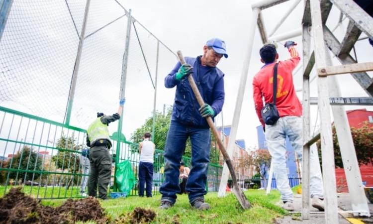 personas realizan mantenimiento de parque