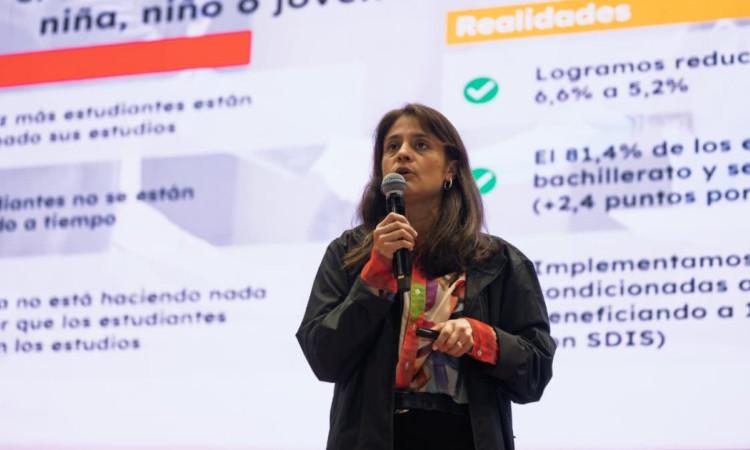 Foto que muestra a l a secretaria de Educación, Julia Rubiano