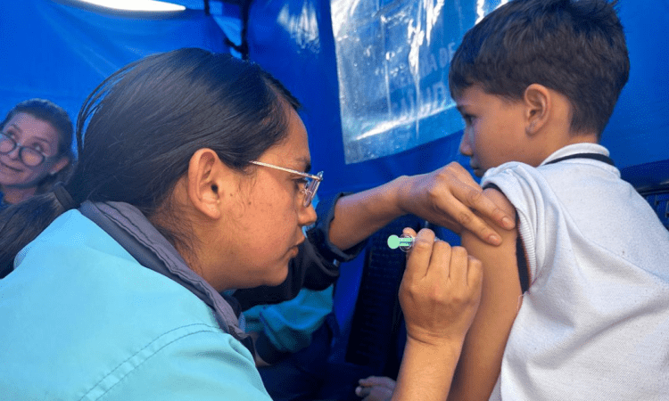 Foto de una enfermera colocando una vacuna en el hombro de una persona