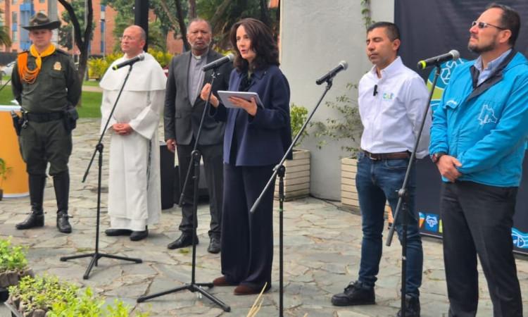 Foto de autoridades ambientales durante rueda de prensa en Bogotá.