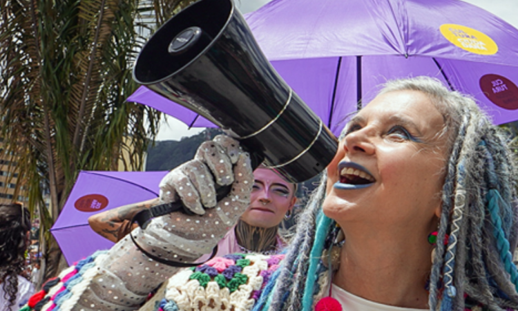 Imagen de una mujer con un megáfono