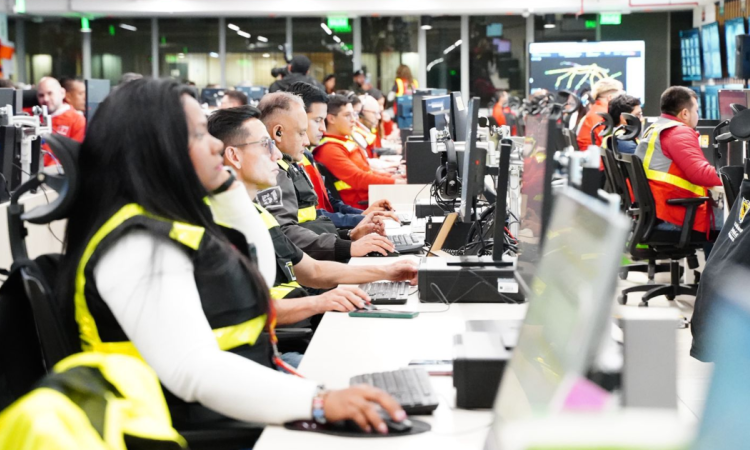 Imagen de operarios en el centro de control de TransMilenio