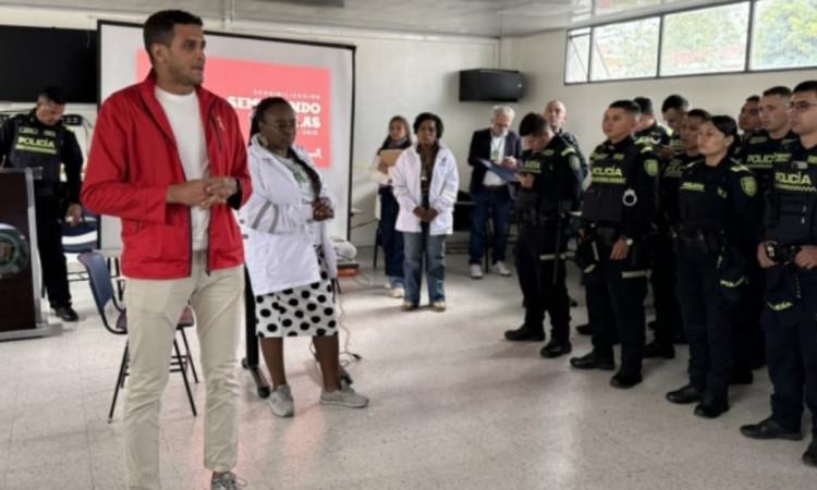 Funcionario de la Secretaría de Gobierno capacitando a la Policía