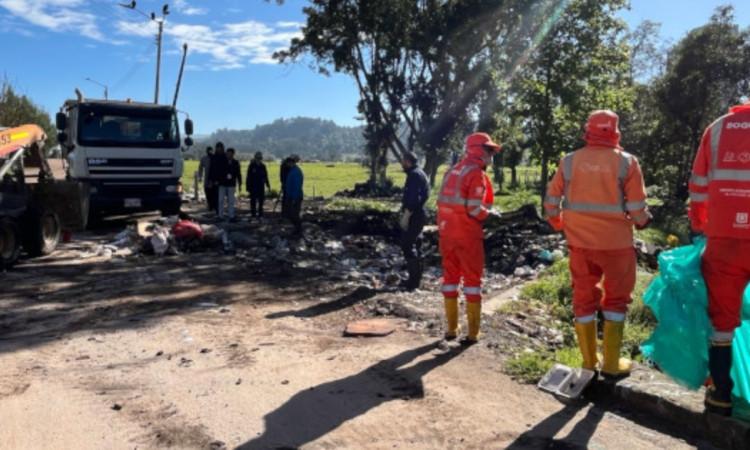 Trabajadores de Aguas de Bogotá recolectando residuos