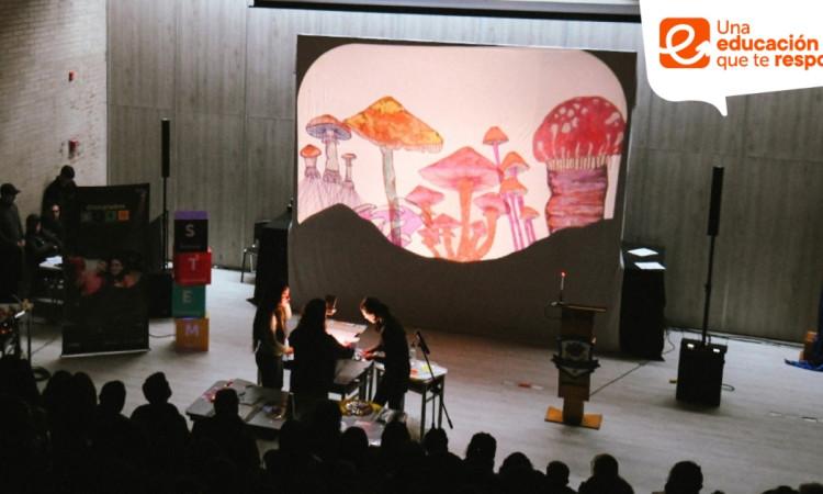 Foto que muestra personas reunidas en un auditorio 