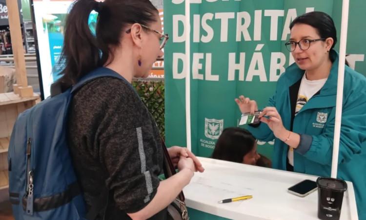 Foto que muestra dos personas hablando 