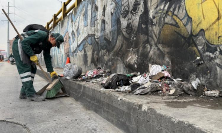 Foto que muestra un operador de aseo barriendo 