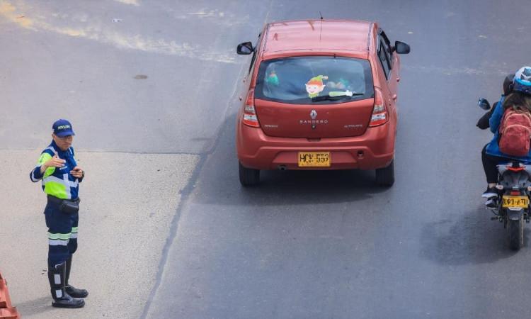 Foto de un agente de tránsito en una vía