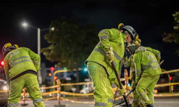 Foto de un frente de obra y trabajadores del IDU.
