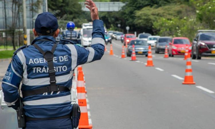 Foto de un agente de tránsito regulando el tráfico en una vía