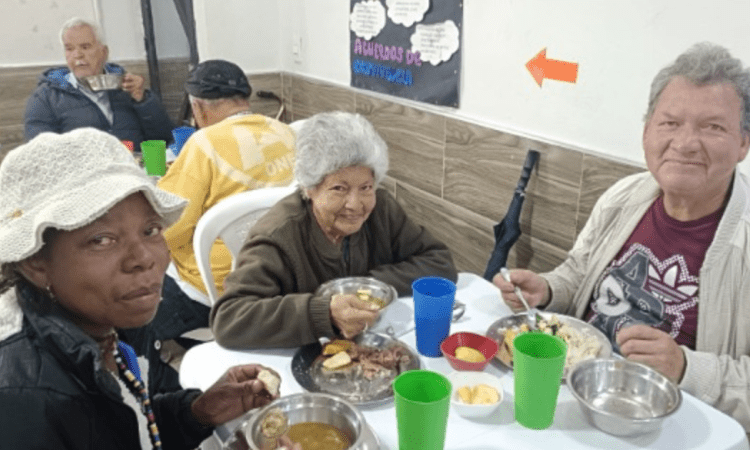 Imagen de personas mayores en el comedor comunitario
