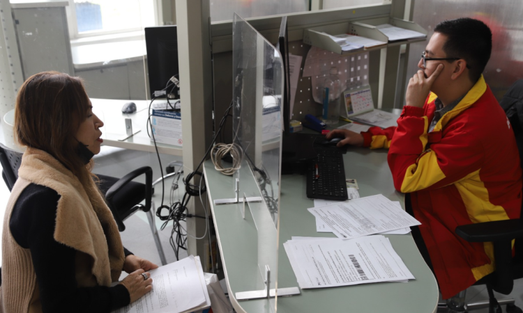 Foto de un funcionario ayudando a un ciudadano