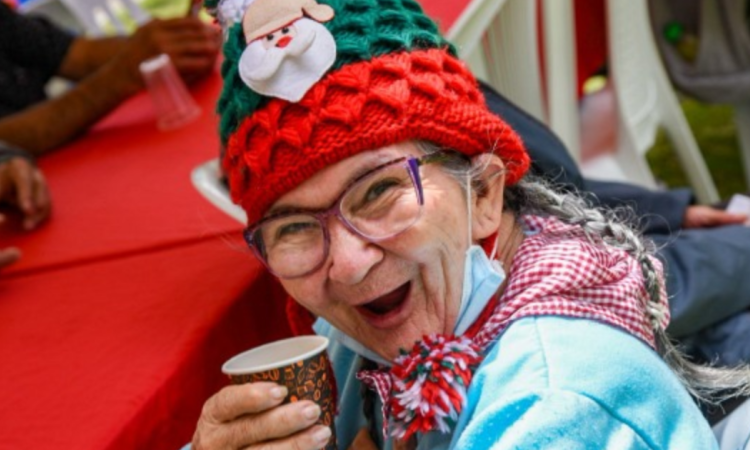 Imagen de una persona mayor sonriendo 