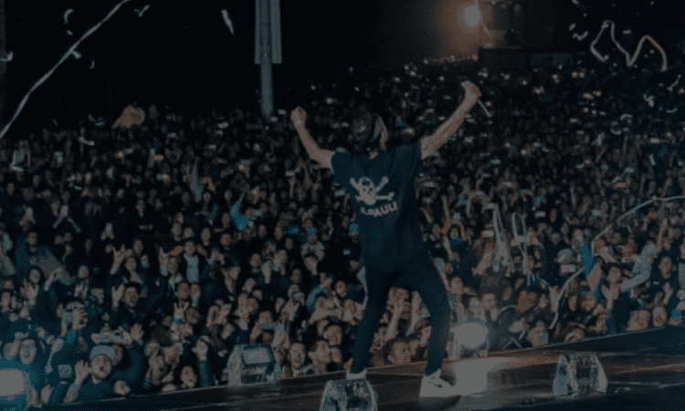 Imagen de un banda de rock en el escenario de un gran concierto en Bogotá.