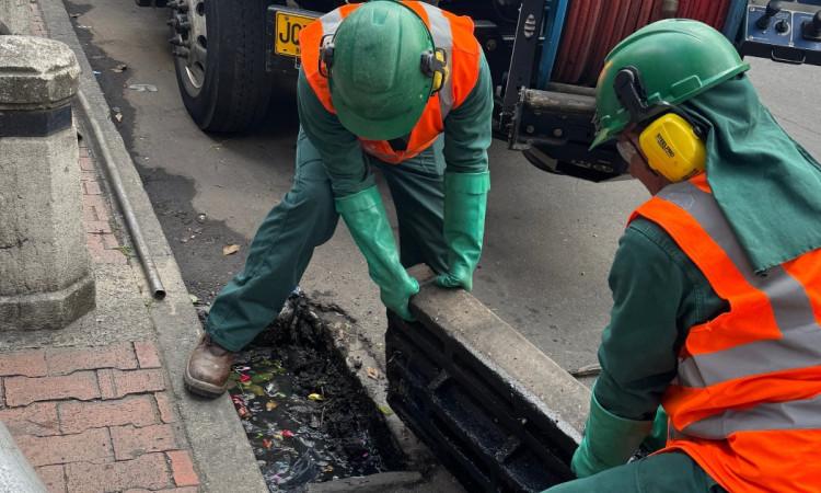 Foto que muestra trabajadores del Acueducto de Bogotá