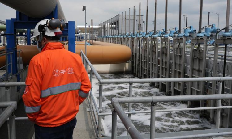 Foto que muestra trabajadores del Acueducto de Bogotá.