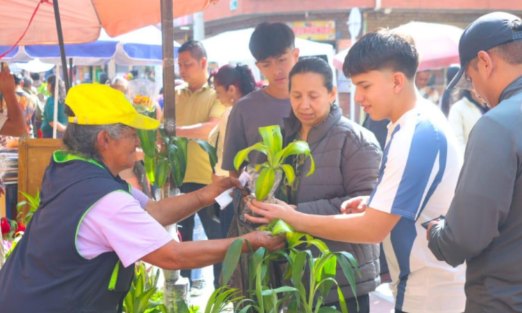 Imagen de una señora entregando un ramo a un joven