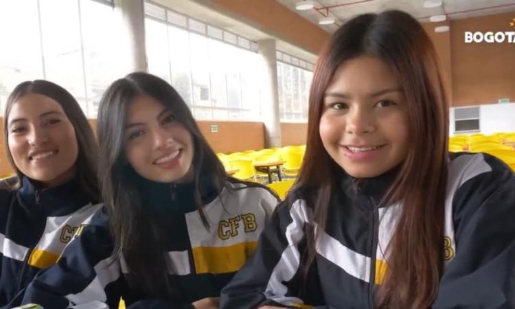 Tres niñas estudiantes de Bogotá