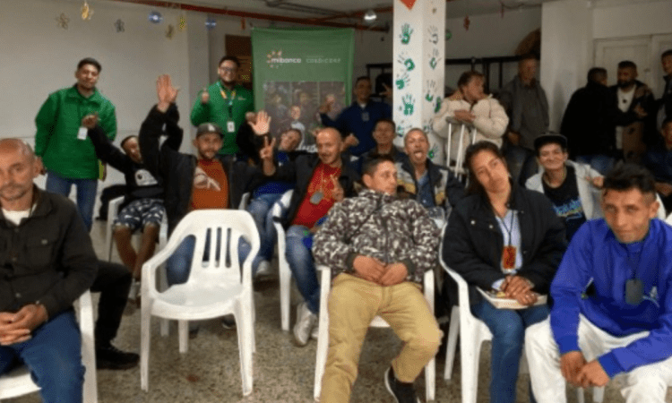 Imagen de personas en una reunión