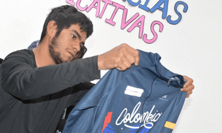 Imagen de un hombre sosteniendo y mirando una camiseta