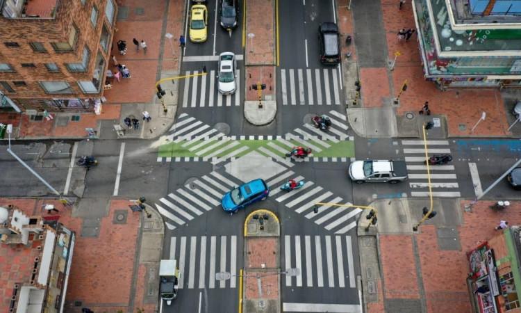 Foto de una vía de Bogotá donde resaltan varios vehículos