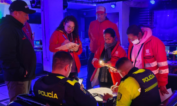 Imagen de funcionarios y policías realizando operativo en establecimiento nocturno