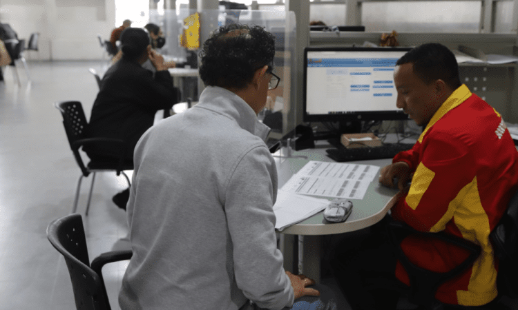 Foto de un funcionario ayudando a un ciudadano