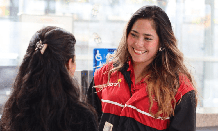 Foto de un funcionario ayudando a un ciudadano