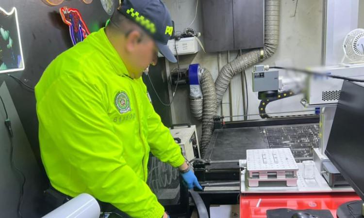 Policía durante operativo de registro y allanamiento.